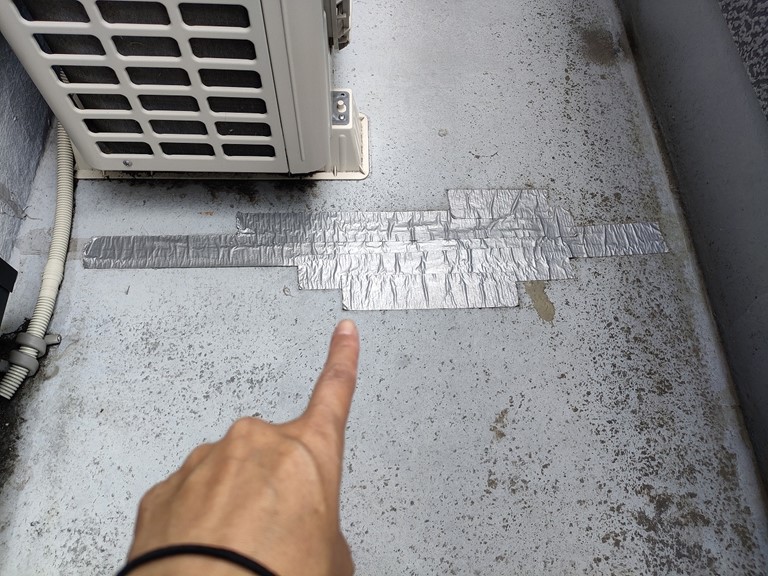 岩出市でバルコニーの塗膜に亀裂