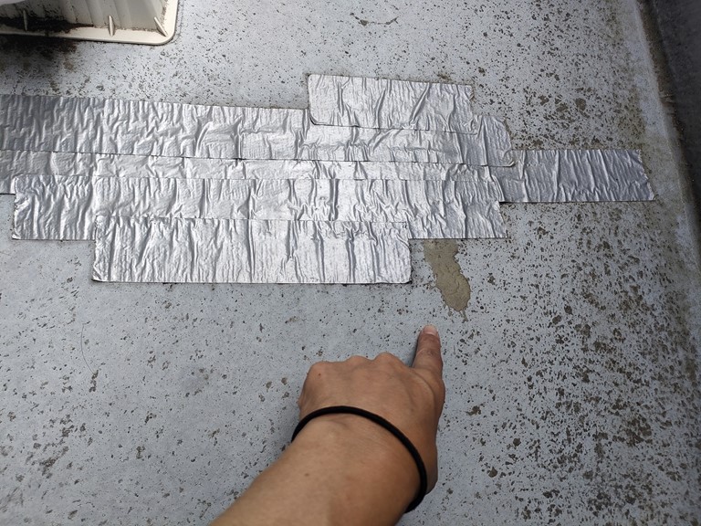 岩出市でバルコニーの床に防水テープが貼られていました