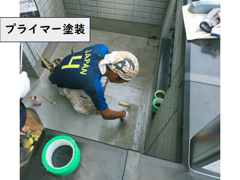 岩出市でバルコニーの床全体にプライマーを塗装します