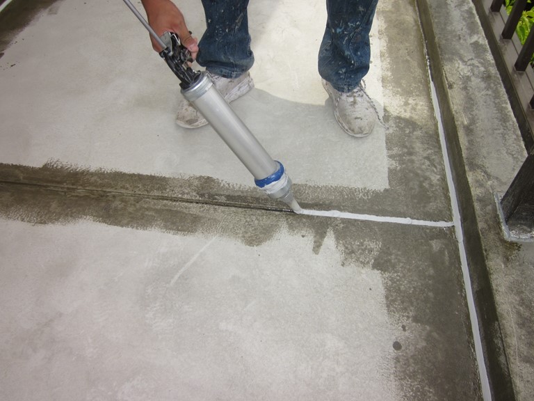 岩出市でベランダ床の継ぎ目にもコーキングを充填します