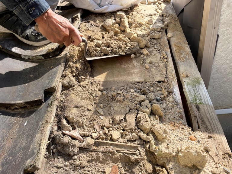 岩出市で乾燥した葺き土を撤去