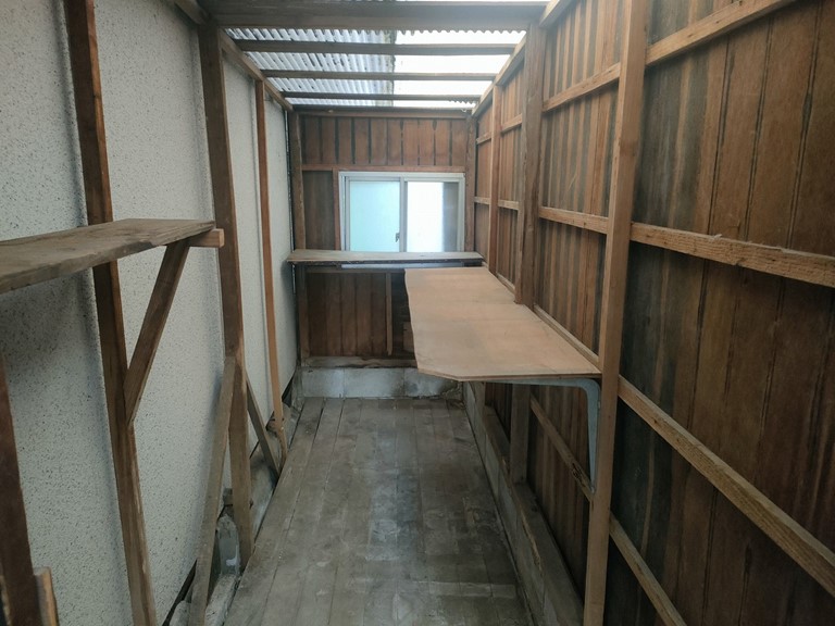 岩出市で倉庫内の荷物が無くなったので解体していきます