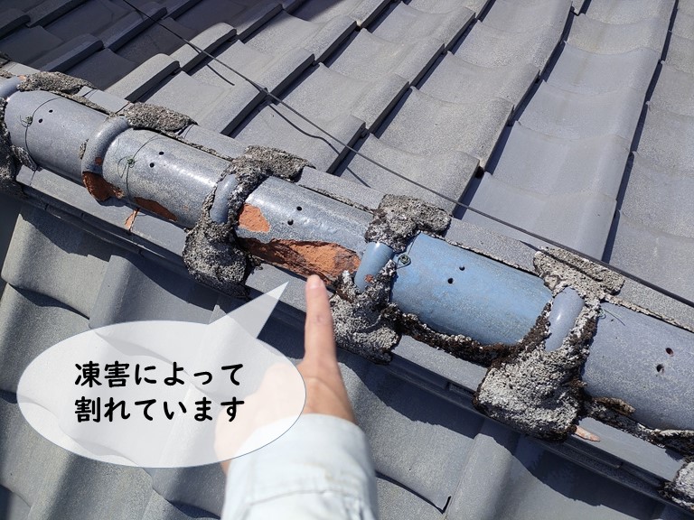 岩出市で冠瓦に凍て割れが発生