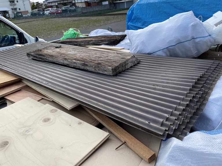 岩出市で割れた塩ビ波板を撤去