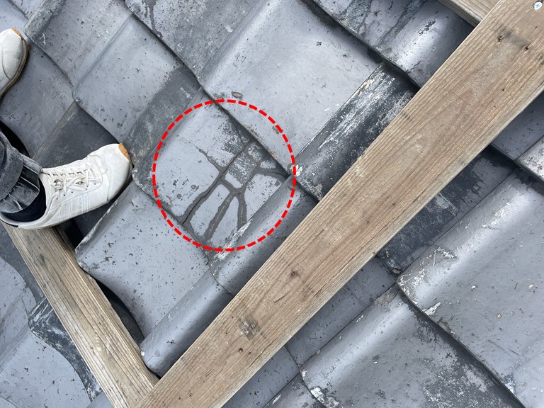 岩出市で割れた瓦を差し替えます