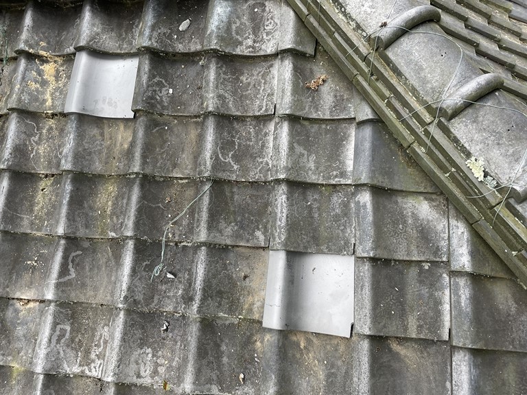 岩出市で割れている瓦を交換しました