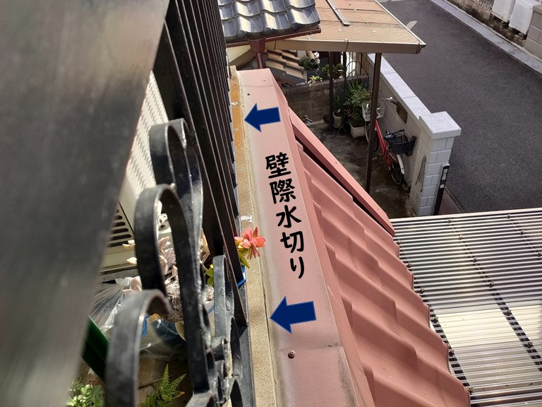 岩出市で壁際水切りと外壁の取合いもコーキングが劣化していました