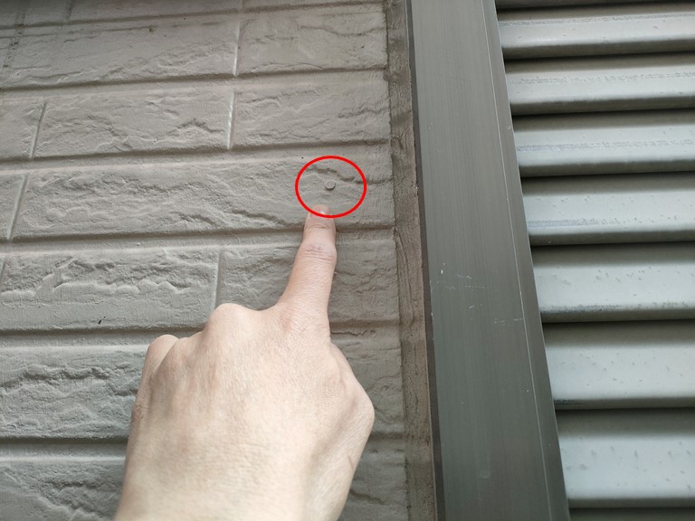 岩出市で外壁に打たれたビスが出てきていました