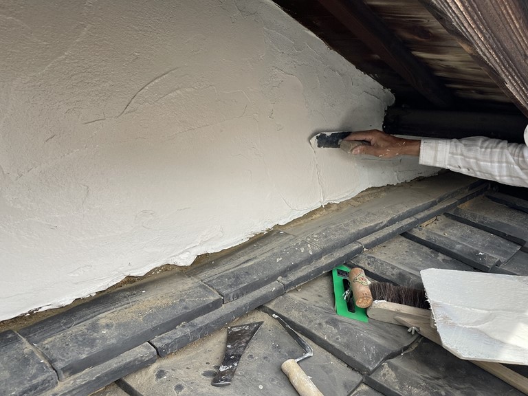 岩出市で外壁に漆喰を塗っていきます