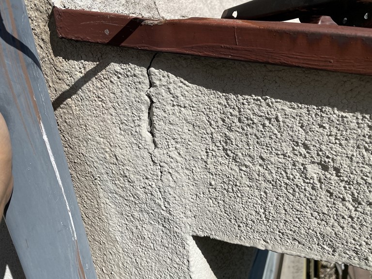 岩出市で外壁のクラック補修しました