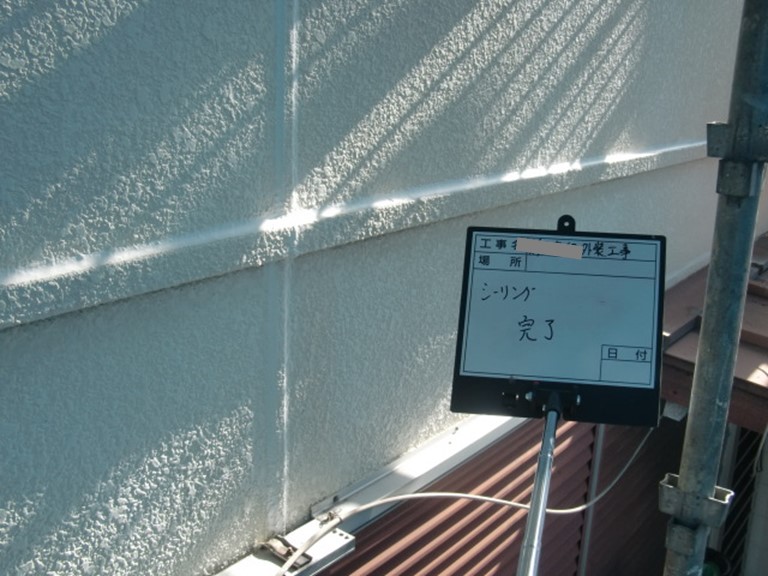 岩出市で外壁の目地にコーキングを充填し完了した写真