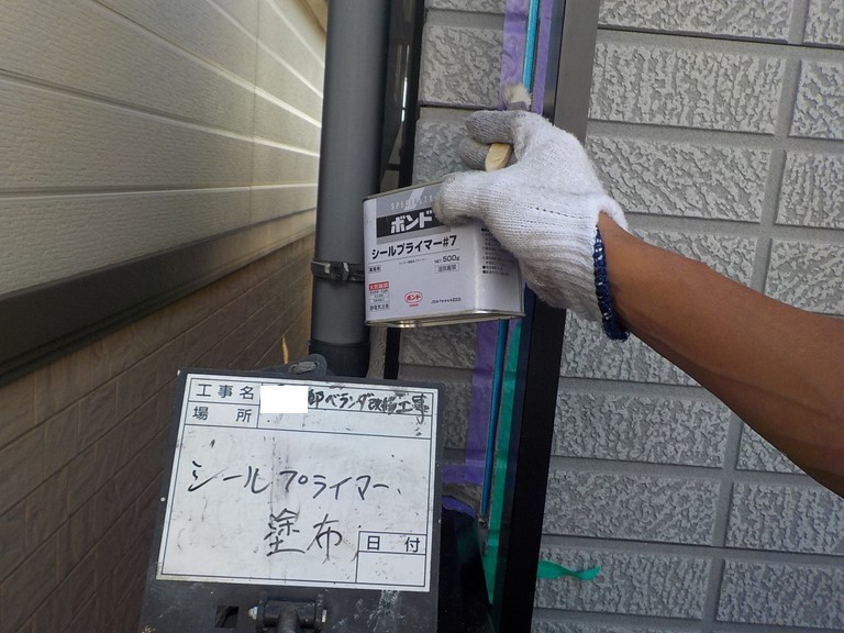 岩出市で外壁の目地にシールプライマーを塗装