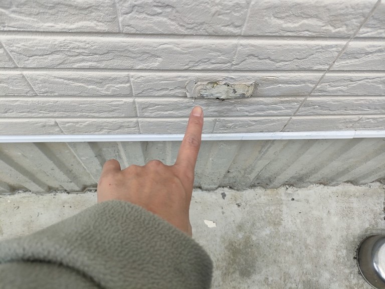 岩出市で外壁を簡易補修していました