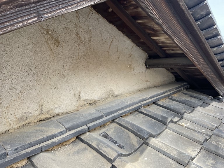 岩出市で外壁部分を漆喰で塗装していきます