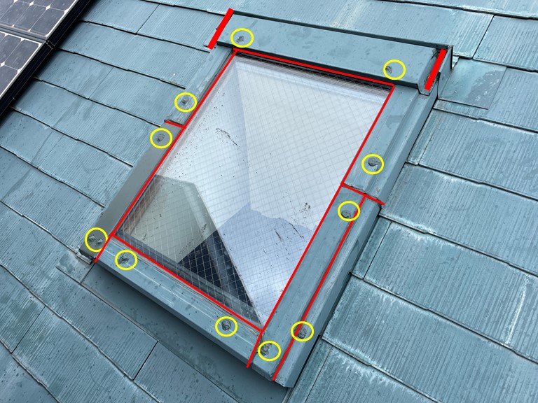 岩出市で天窓から雨漏りしており、継ぎ目とビス頭にシーリングを充填しました