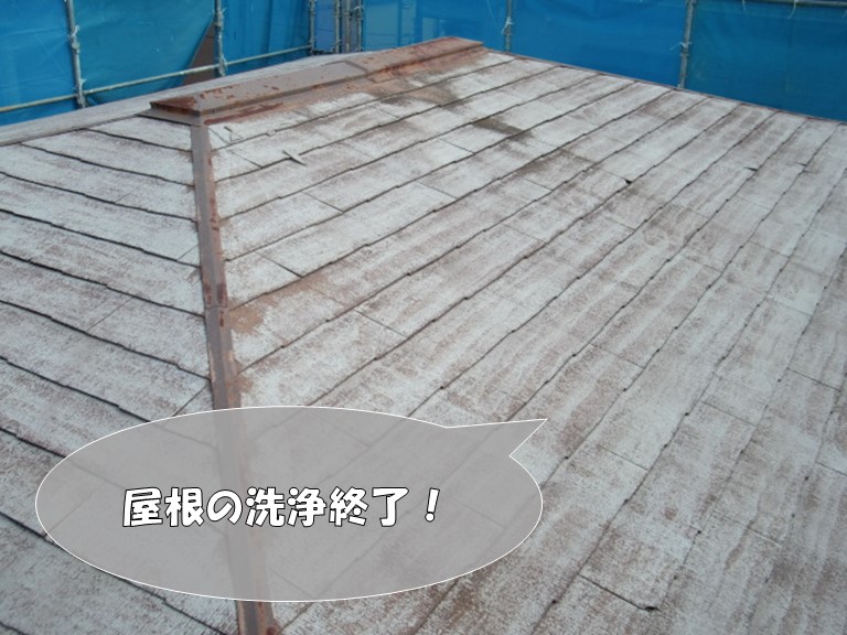 岩出市で屋根塗装前の高圧洗浄を行うと、古い塗膜が剥がれ落ち白くなりました