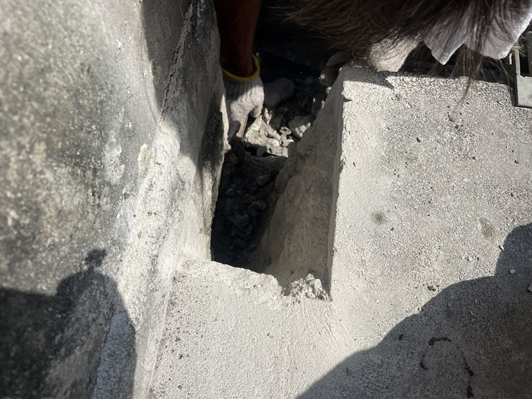 岩出市で既存のカーゲートの柱を撤去しました