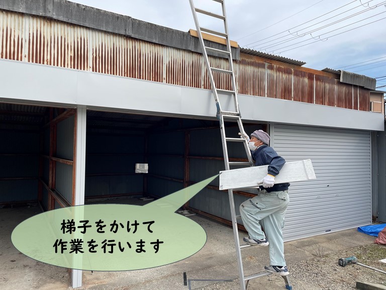 岩出市で梯子をかけて作業します