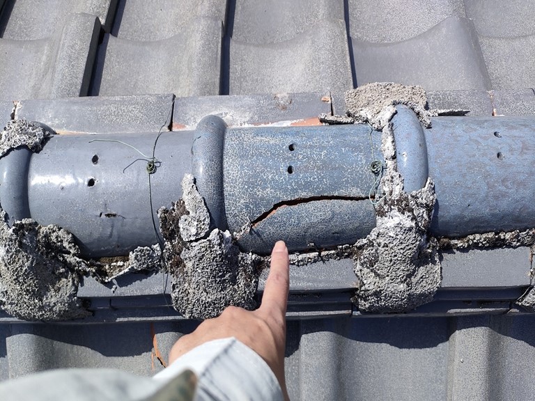 岩出市で棟瓦が割れていました