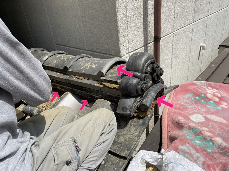 岩出市で棟瓦の隙間に漆喰を詰めていきます