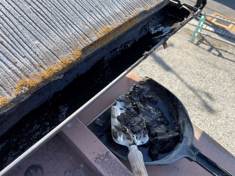 岩出市で樋の泥やコケをスコップで撤去していきます