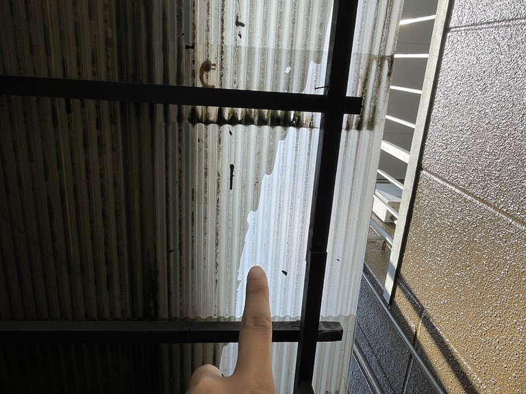 岩出市で波板が一部割れていました