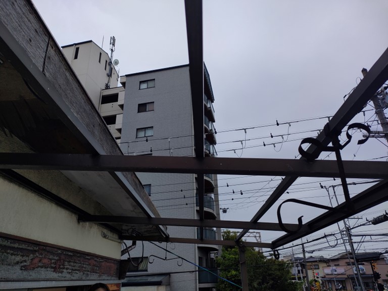 岩出市で波板が飛散し無くなっていました