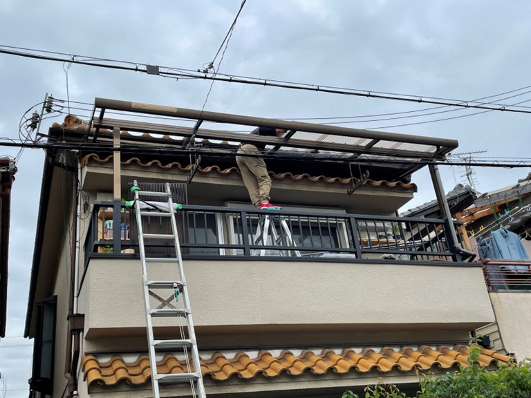 岩出市で波板を少し重ねながら張っていきます