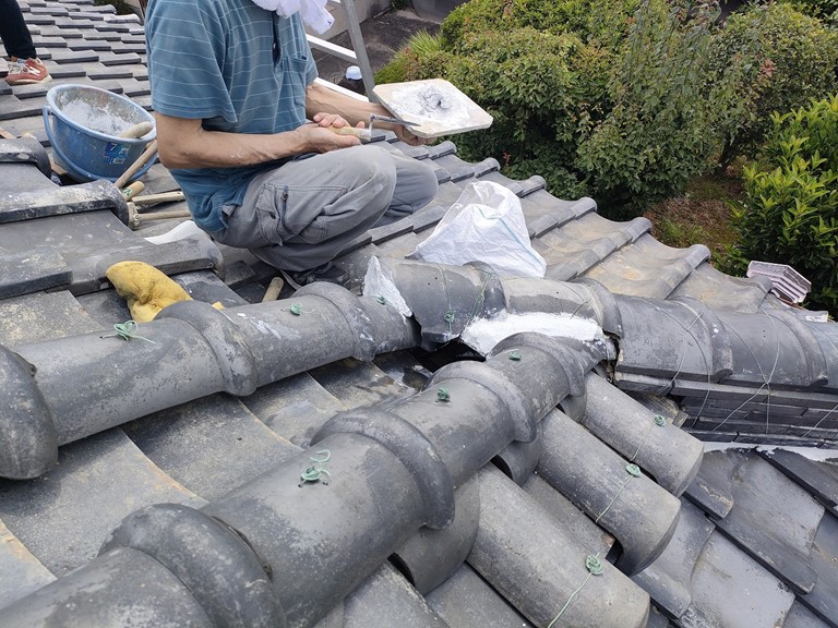 岩出市で漆喰を詰めて瓦を固定
