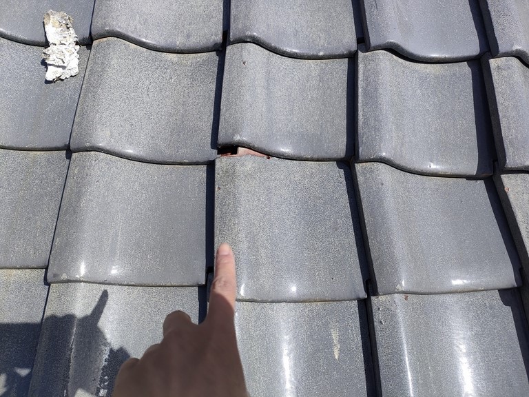 岩出市で瓦がズレて危険でした