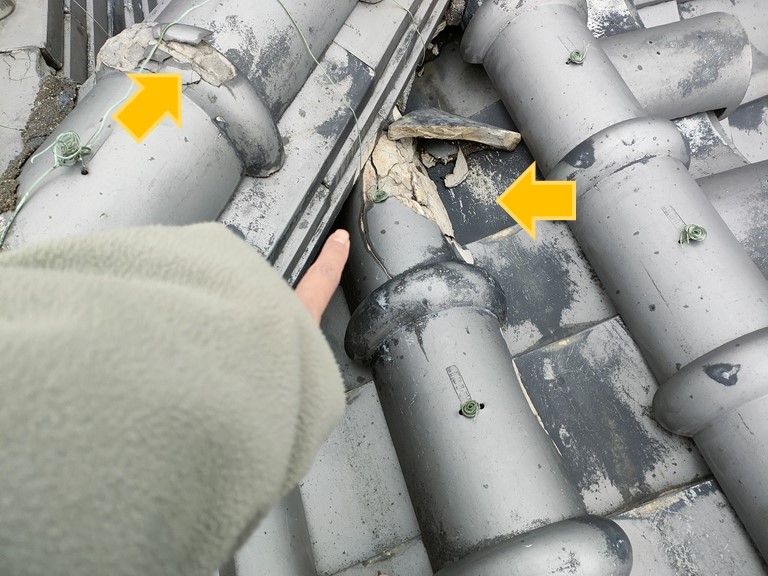 岩出市で瓦が凍て割れしている箇所もありました