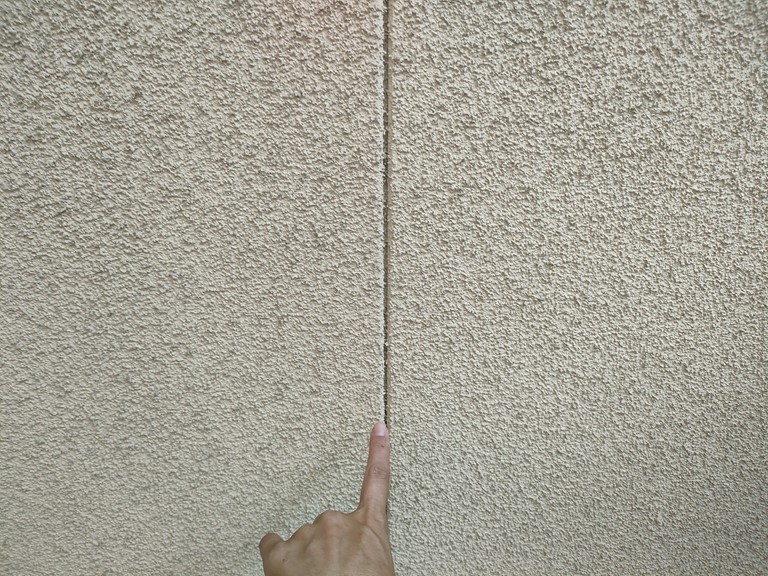 岩出市で目地に発生したクラック