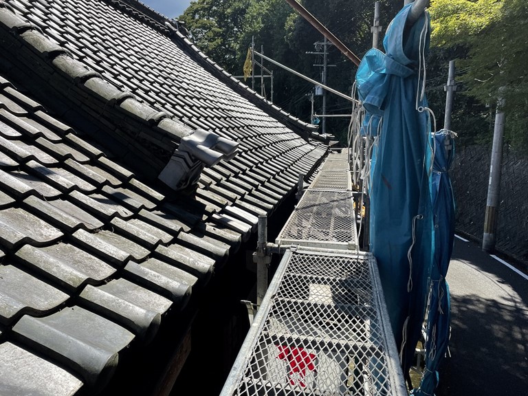 岩出市で破損した鬼瓦を交換しました