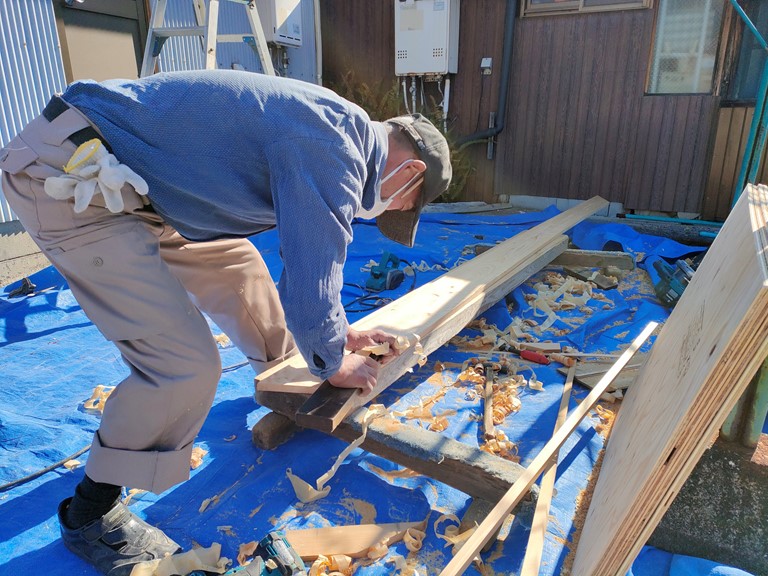 岩出市で破風板を加工しています