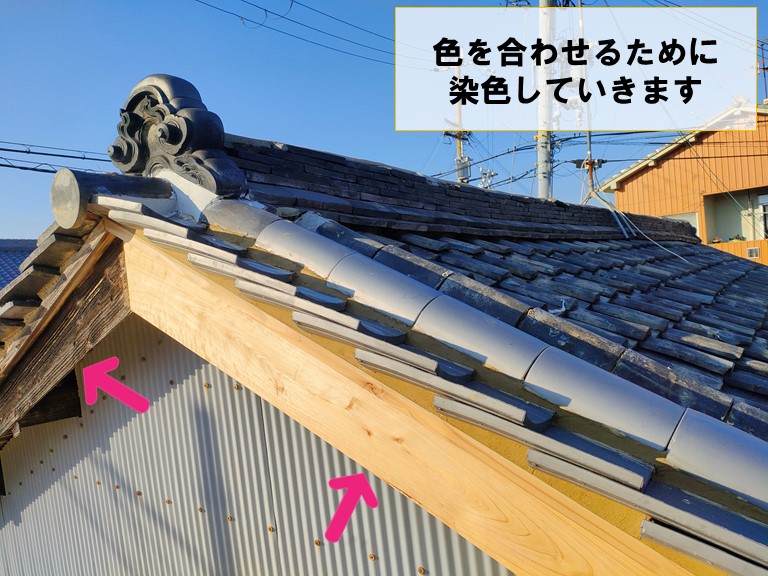 岩出市で破風板を染色していきます