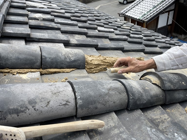 岩出市で紐丸を葺き土で固定していきます