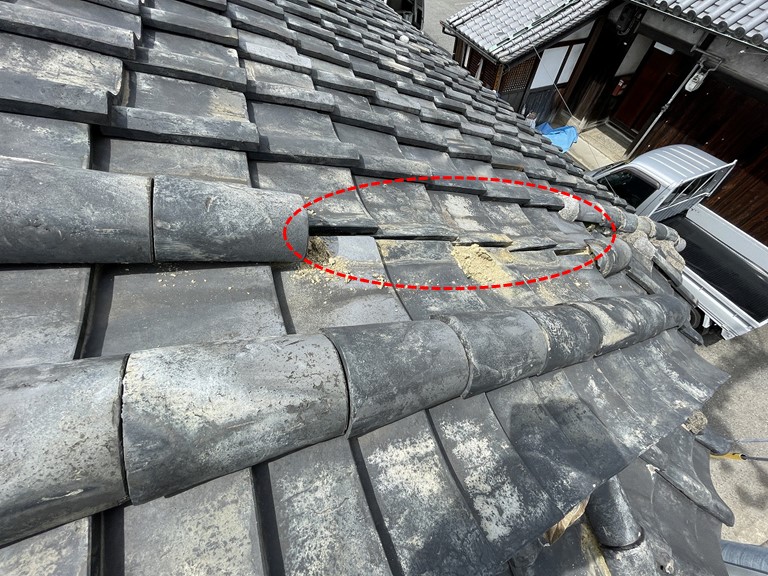 岩出市で紐丸瓦が一部飛散していました