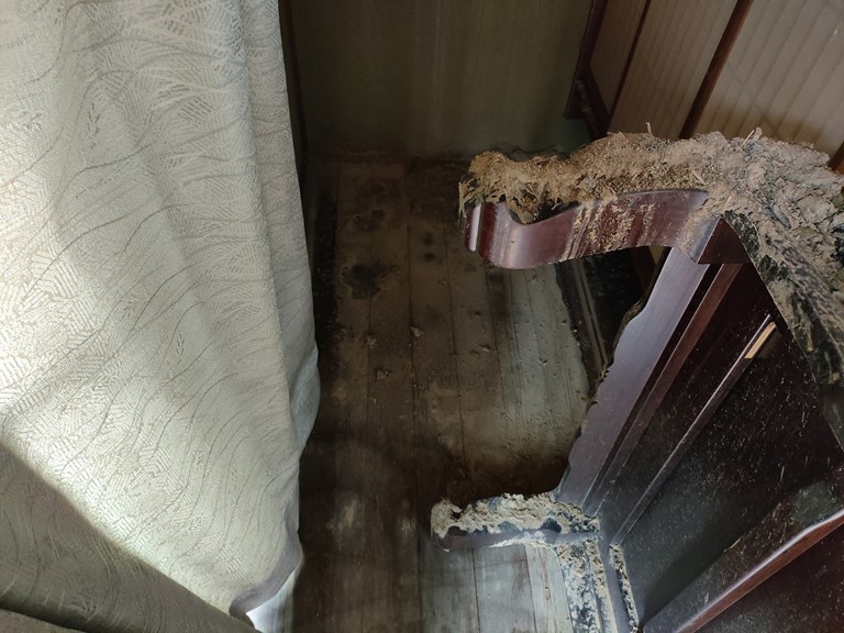 岩出市で縁側の天井から雨漏りして、土壁が流れていました