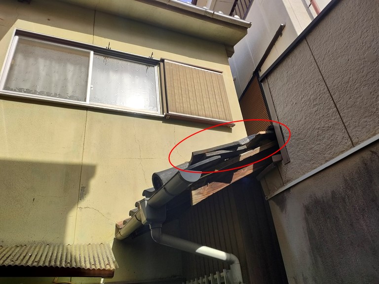 岩出市で袖瓦が数枚ズレていました