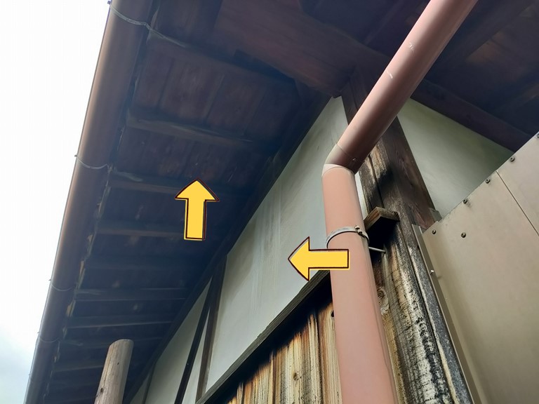 岩出市で軒天や外壁に雨染みが付いていました