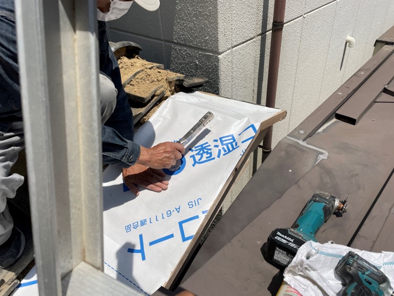 岩出市で野地板の周りに透湿防水シートを敷く