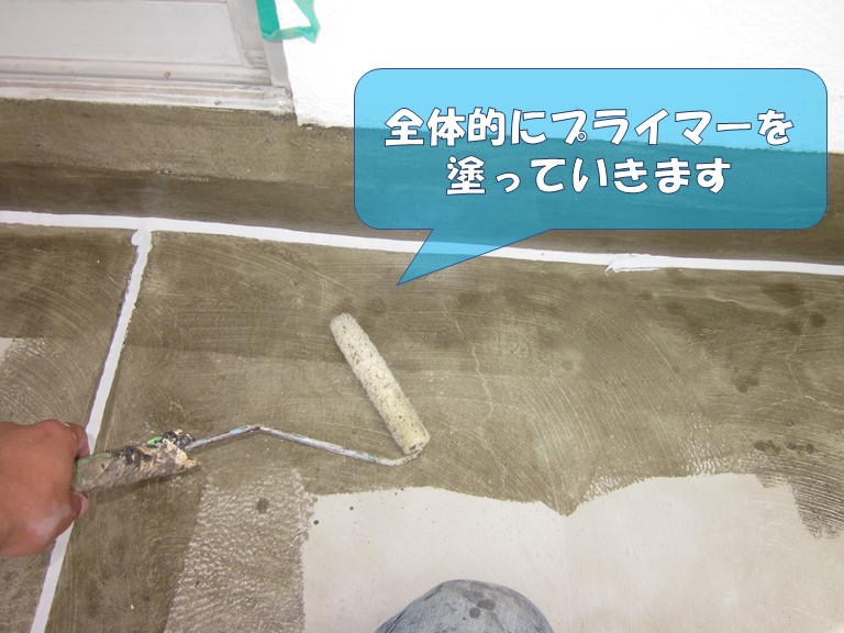 岩出市で防水層が密着しやすくするためにプライマーを塗ります
