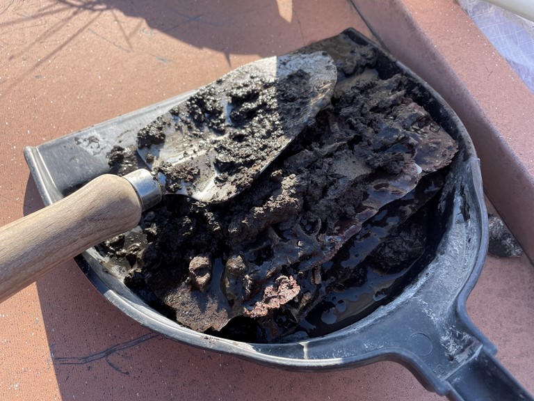 岩出市で雨樋にたくさんの泥が詰まっていました