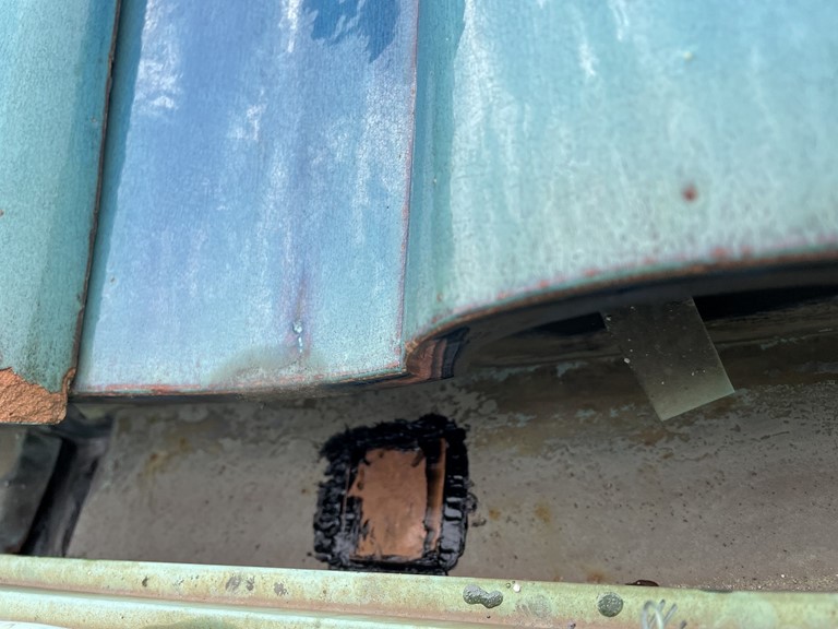 岩出市で雨樋に発生した穴を塞ぎ、防水しました