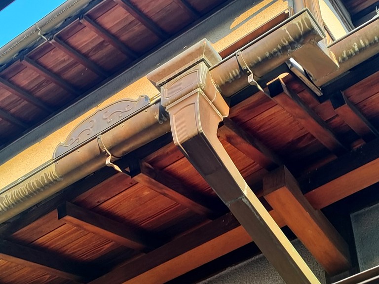 岩出市で雨樋の部材を固定しました