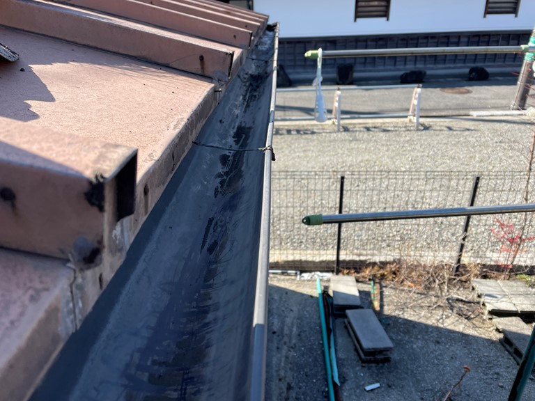 岩出市で雨樋清掃を行いました