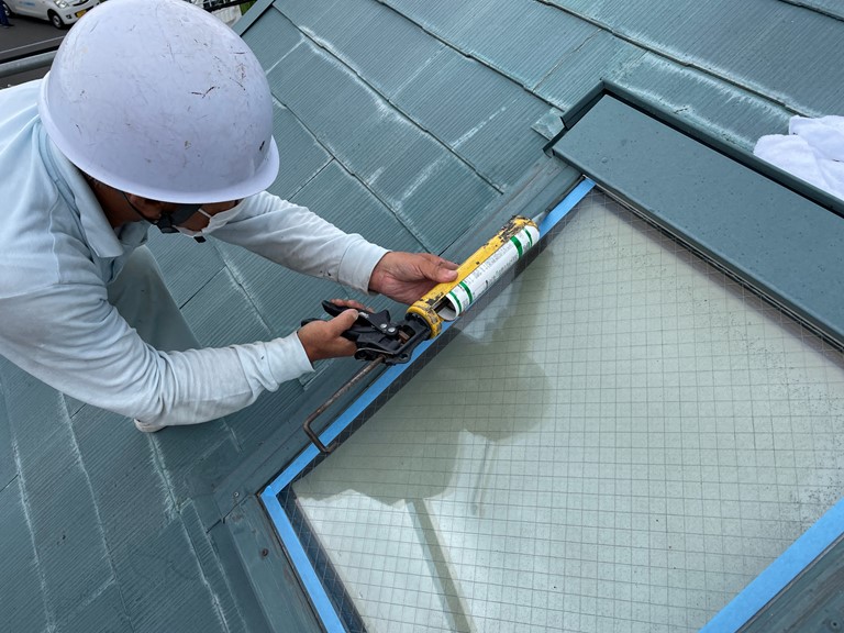 岩出市で雨漏りしていた天窓の窓枠の継ぎ目やビス頭にシーリングを充填しました