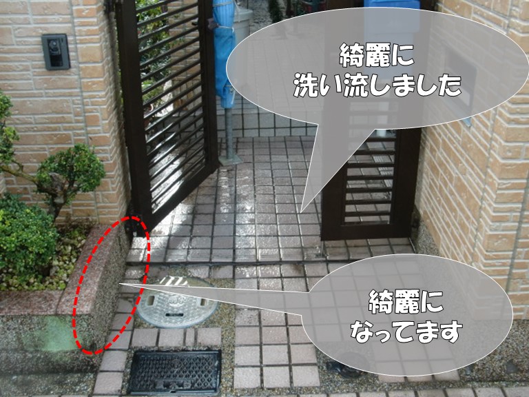 岩出市で高圧洗浄を行うと、屋根と外壁の汚れが玄関ポーチに流れたが綺麗に洗い流します