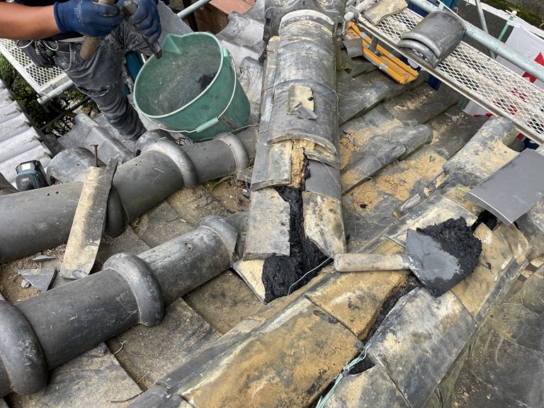 岩出市で黒漆喰を詰めて棟瓦を積んでいきます