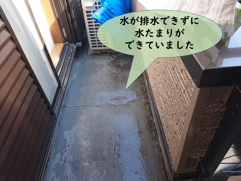 岩出市のシート防水のベランダに水たまり